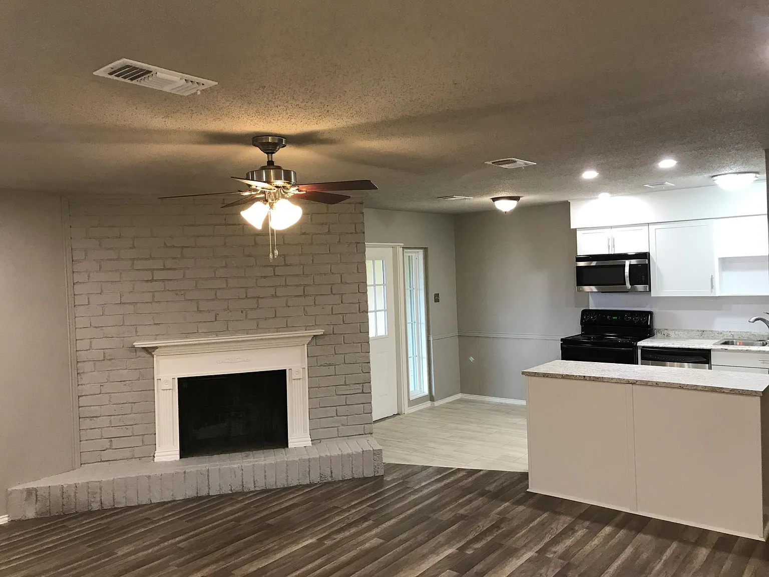 2 bed, 925 sqft, $1,600 — Photo 2