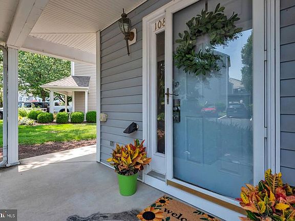 3rd image of 108 Blenny Ln