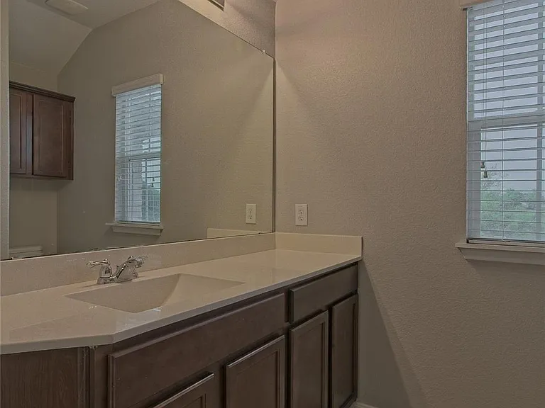 315 N Heatherwilde Blvd — Photo 20