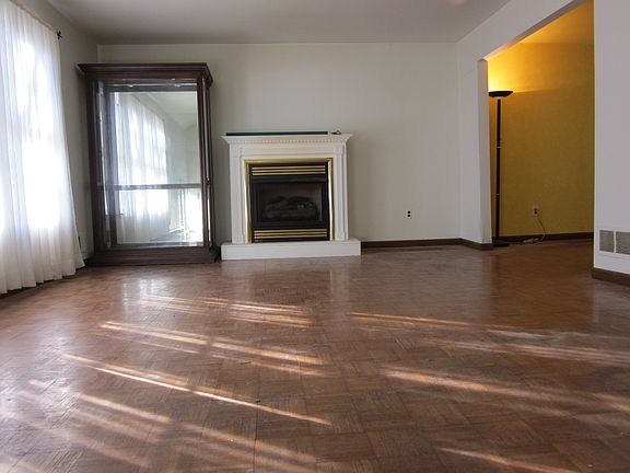 2nd image of 133 Lancewood Ct