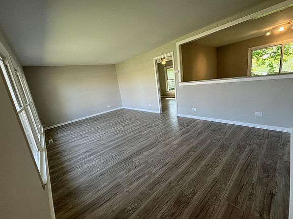 4th image of 15954 Minerva Ave