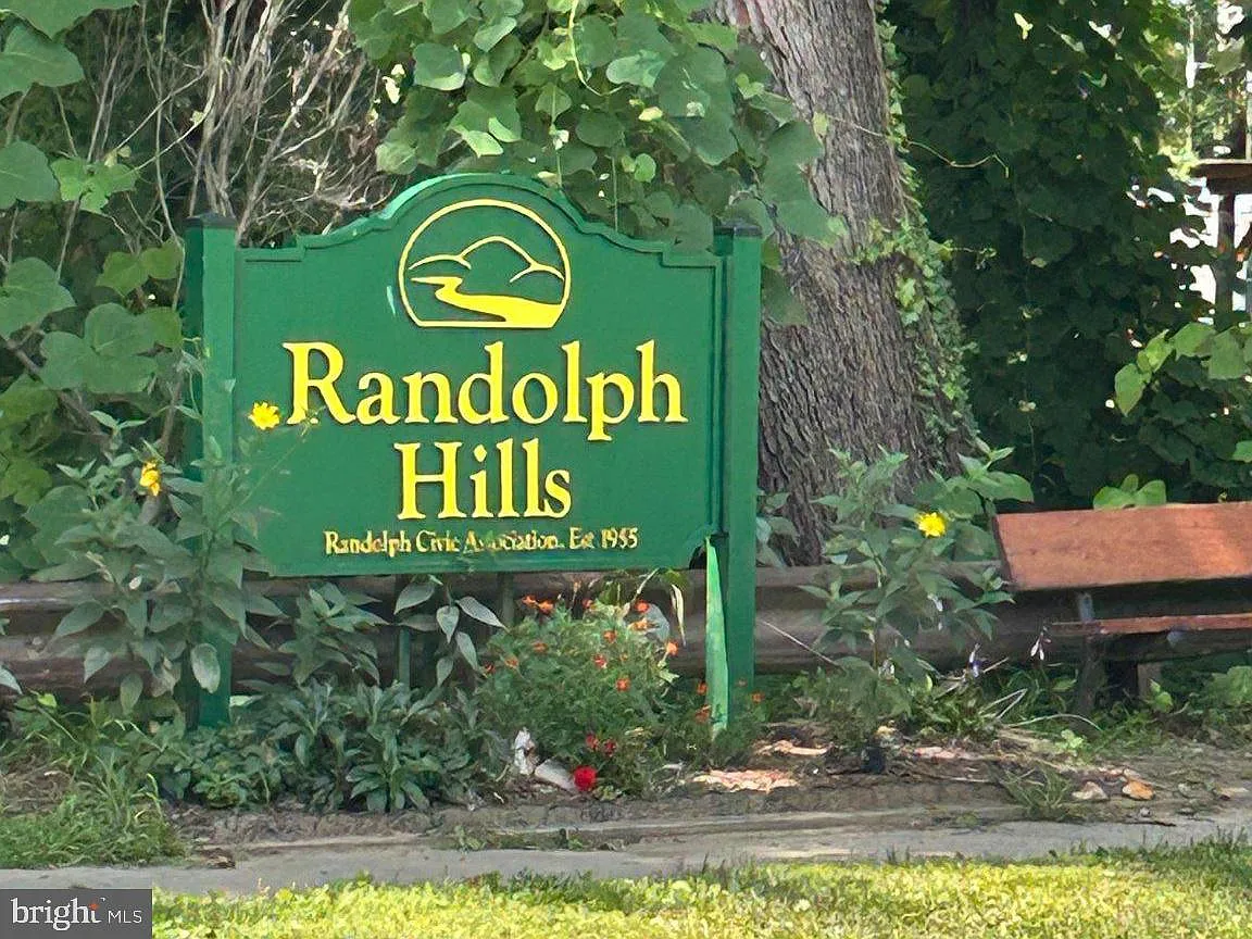 3 bed, 2.0 bath, 1688 sqft, $3,200 — Photo 2