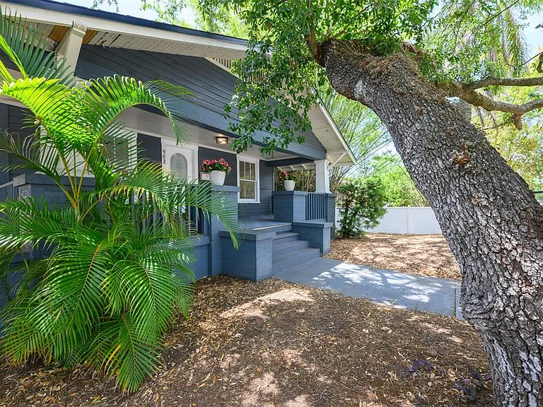 902 W Columbus Dr — Photo 2