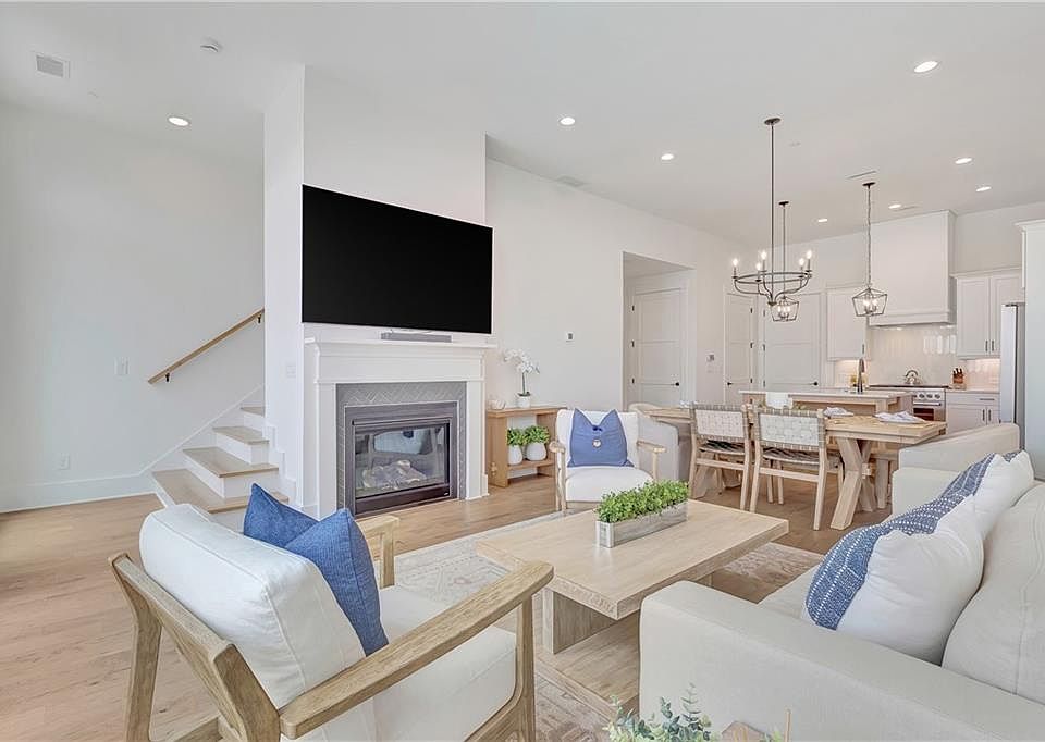 1st image of 220 Rolison Way
