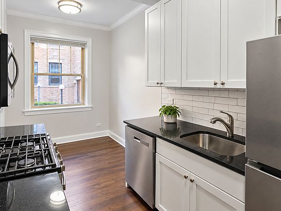 2nd image of 905 W Altgeld St #1A