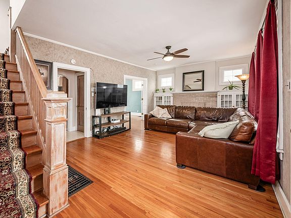 4th image of 415 E Weber Rd