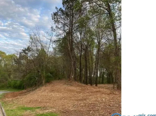 37 Eagle Dr, Muscle Shoals, AL 35661