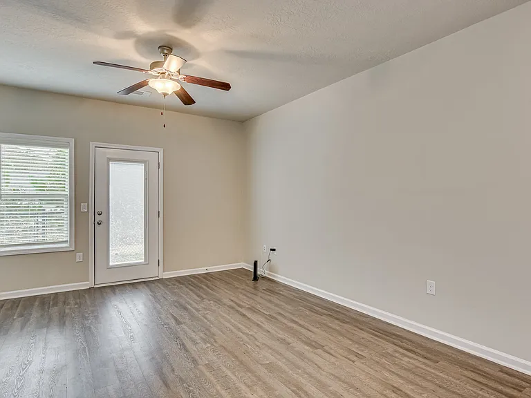 Barrington Apartments — Photo 38