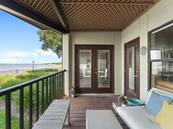 70 Baybridge Dr, Gulf Breeze, FL 32561