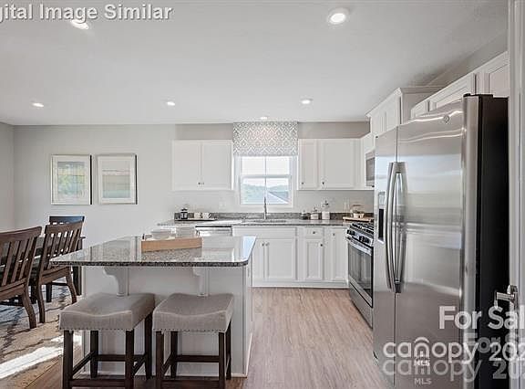 4th image of 1017 Pemberley St