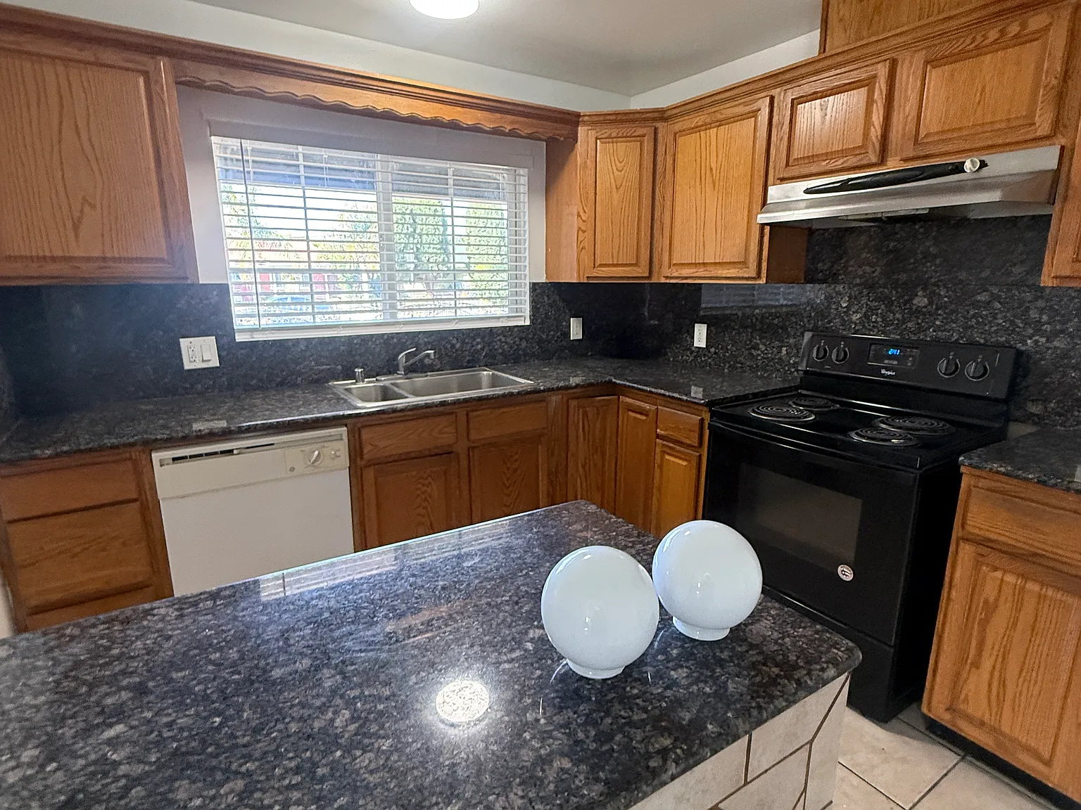 3 bed, 1283 sqft, $4,100 — Photo 2