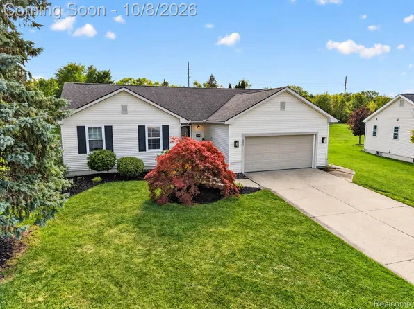 2259 Hickory Circle Dr, Howell, MI 48855