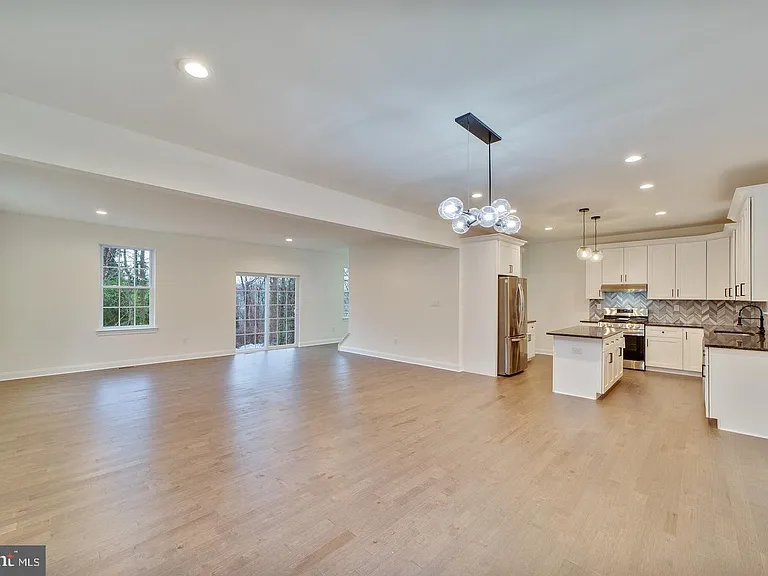 274 Oak Ave — Photo 9