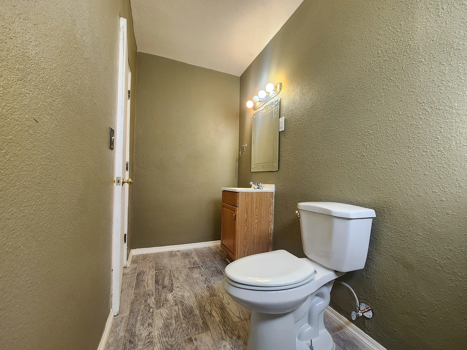 2 bed, 1.5 bath, 1271 sqft, $1,600 — Photo 4