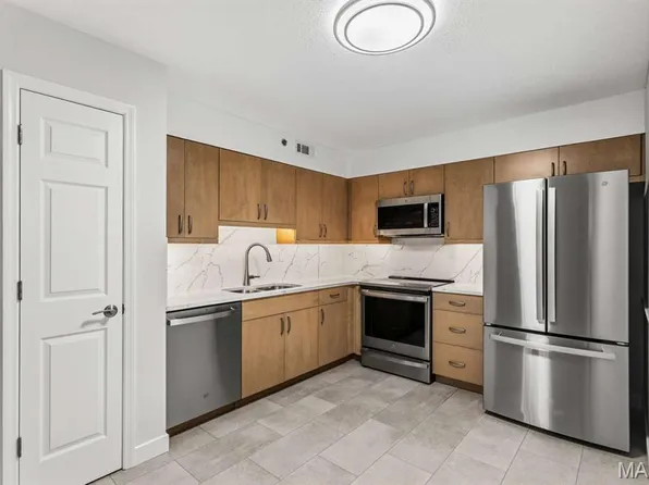 918 Hanna Place Ct APT F, Ballwin, MO 63021