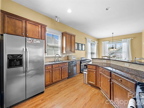 5th image of 1107 Assembly St