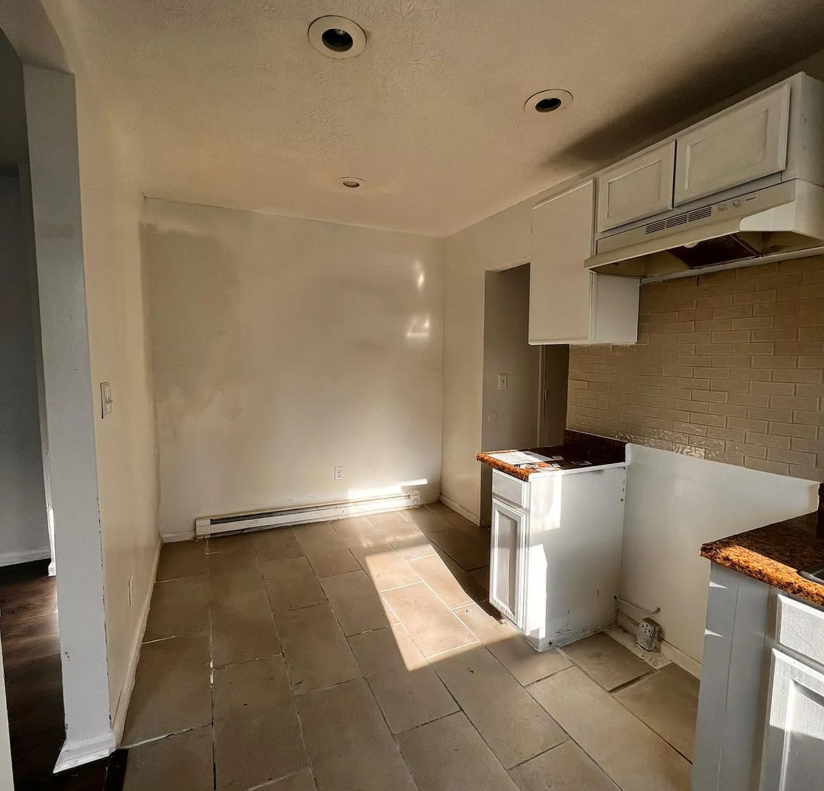 855 Steffen Avenue - 3 — Photo 4