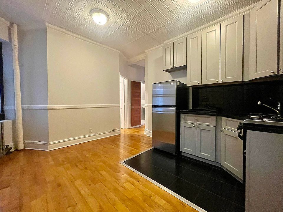 1st image of 35 Christopher St APT 1A