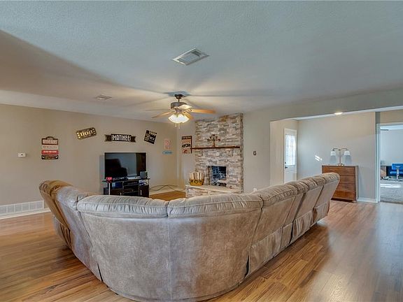 4th image of 100 Dartmouth Dr