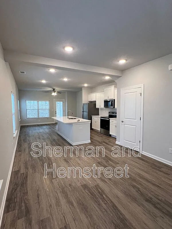 Building Photo - 7008 Hummingbird Dr