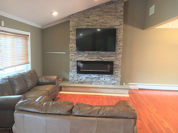 3rd image of 202 Karen Dr