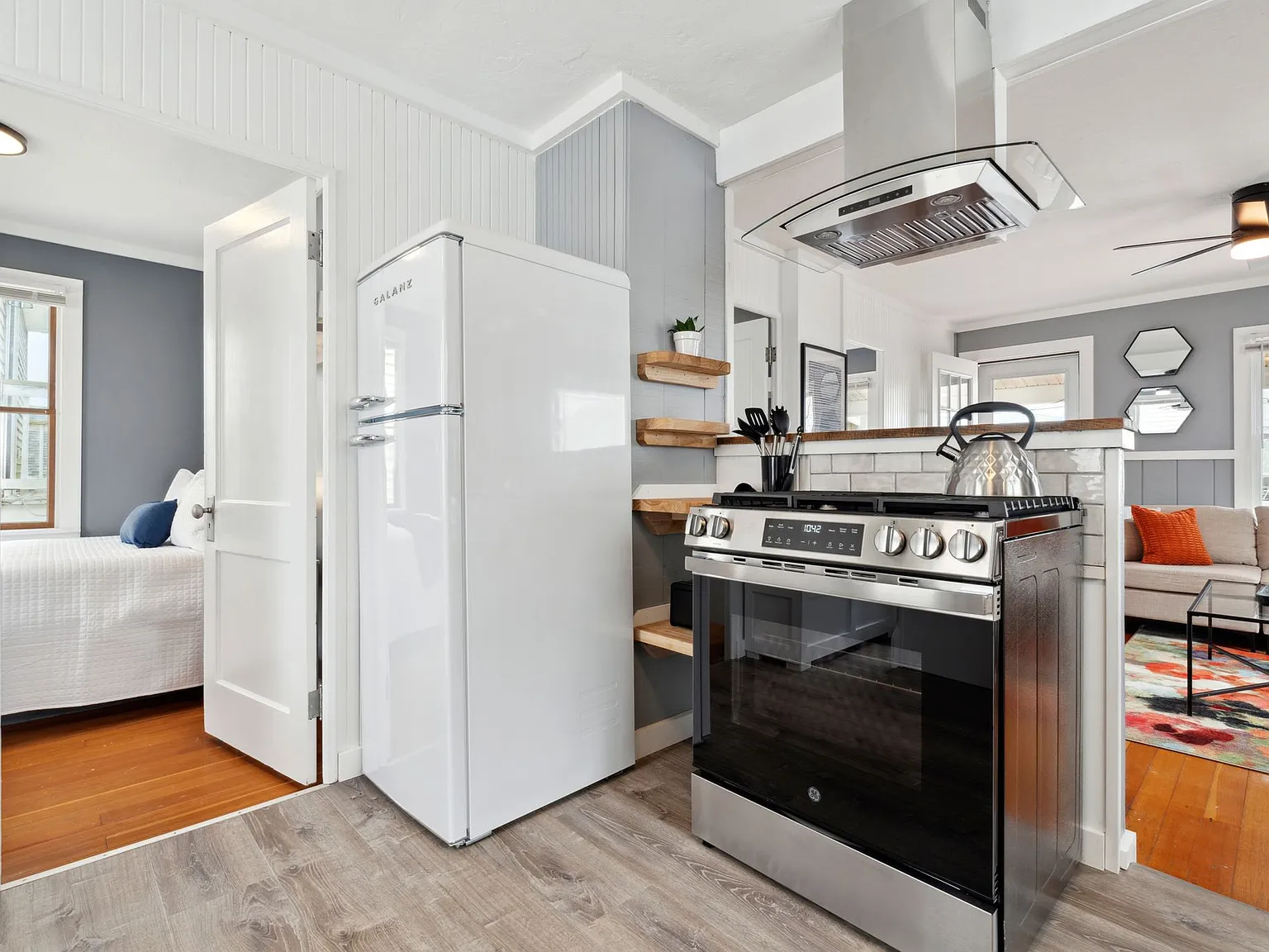 3 bed, 900 sqft, $2,300 — Photo 4