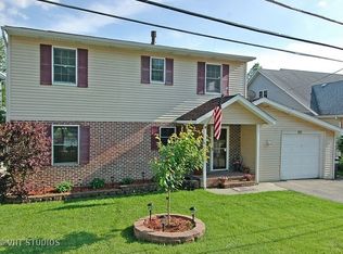 185 Hilltop Dr, Lake In The Hills, IL 60156