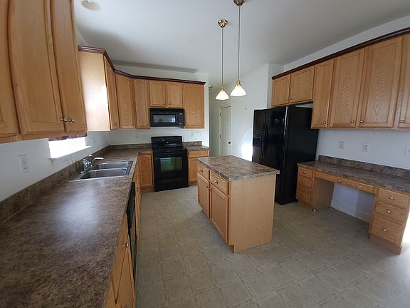 3rd image of 17 Bordeaux Blvd