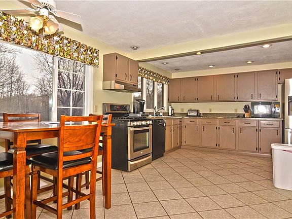 4th image of 109 Valerie Cir