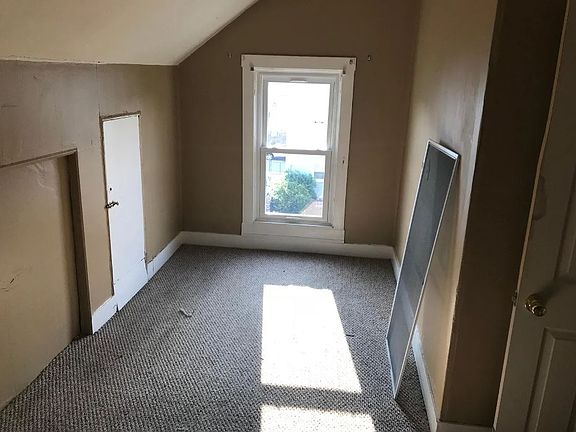 5th image of 611 Ambrose Dr #1