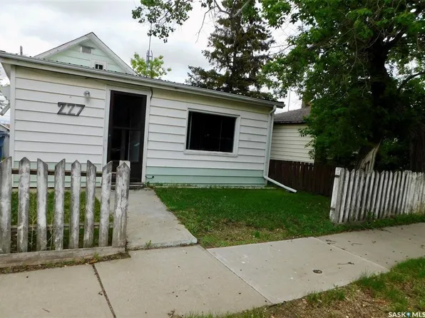 227 2nd AVENUE E, Assiniboia, SK S0H 0B0