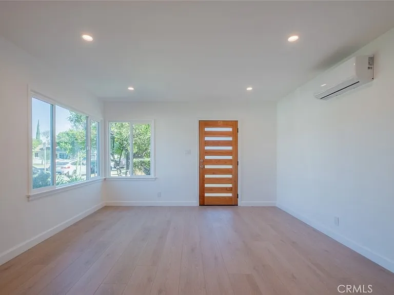 14418 Martha St — Photo 15