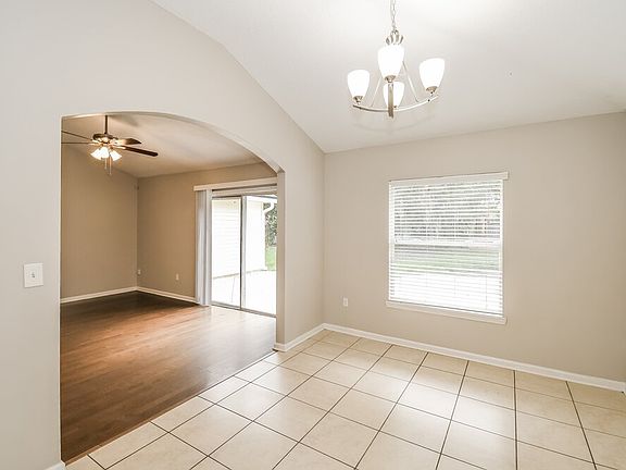 5th image of 1828 Creekview Dr