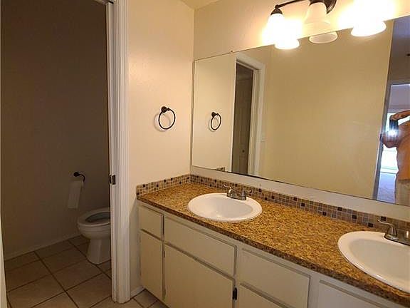 5th image of 802 SW 8th Ct