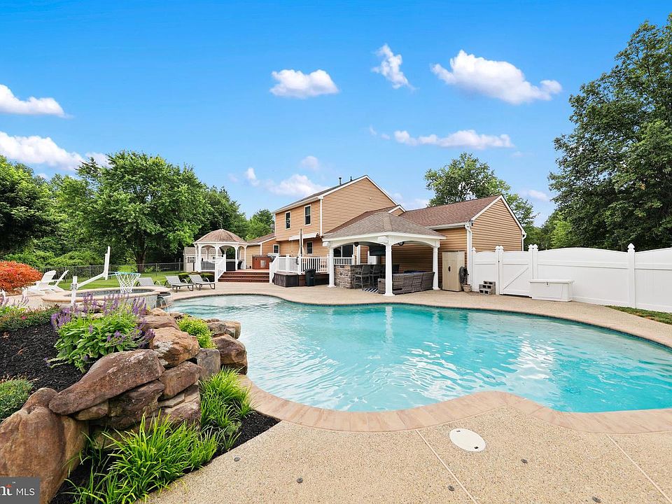 1st image of 4 Castle Ct