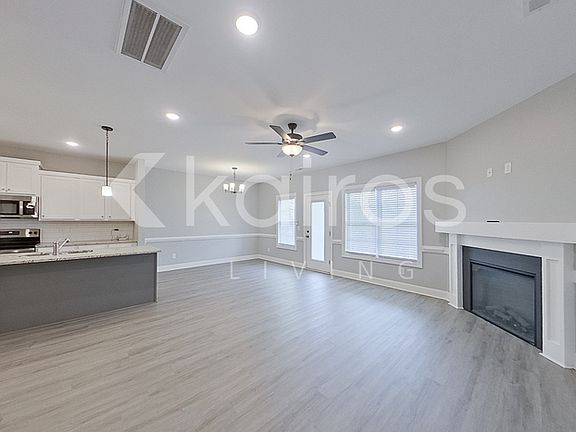 5th image of 3705 Oak Leaf Way #F
