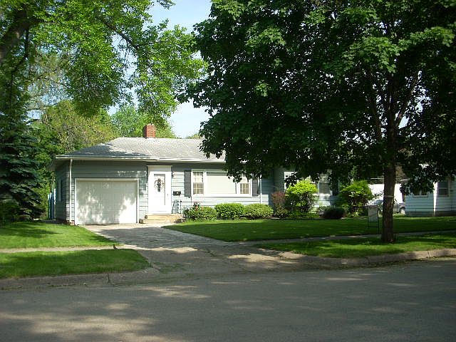 1st image of 715 Armstrong Blvd S