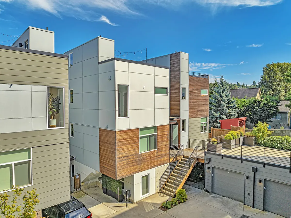 Building Photo - 118 27th Ave E #B