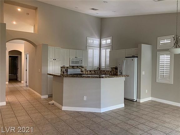 5th image of 9641 Emeraude Ave