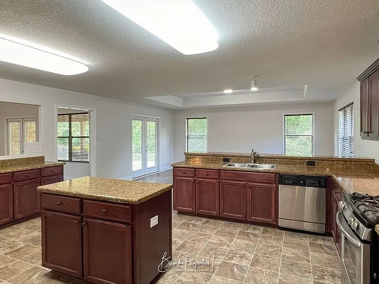 2080 Stennis Dr — Photo 10