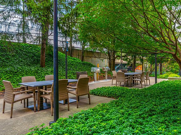 5th image of 204 10th St #1B-1Ba-645Sqft