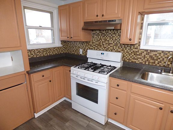 3rd image of 379 Porte St