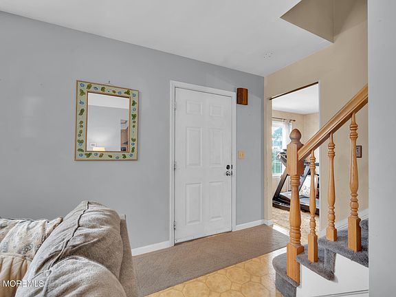4th image of 1055 Bell Street
