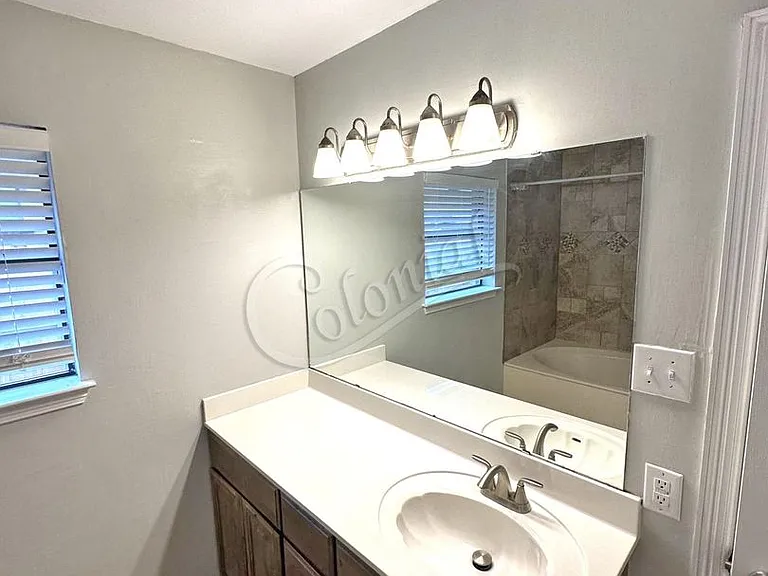 5010 James Loop — Photo 16