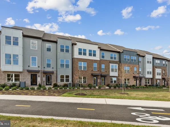 2102 Acadia Rd, Herndon, VA 20170