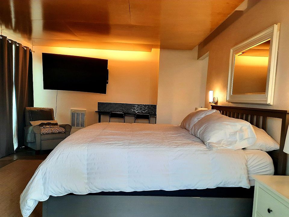 1st image of 301 1/2 Aliso Dr SE