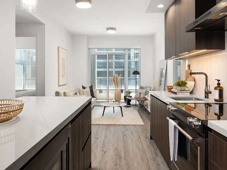 425 Wellington St W — Photo 45