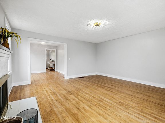 4th image of 407 W 1st Ave