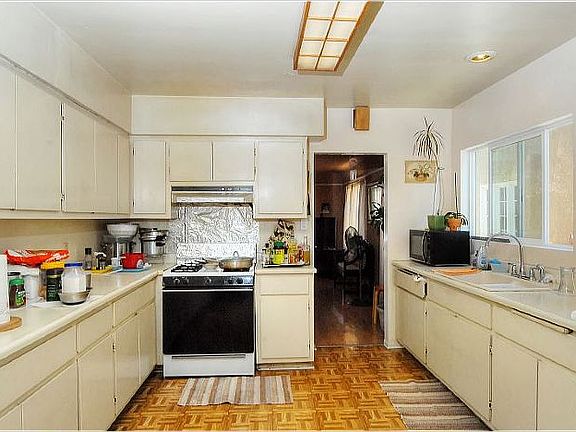 2nd image of 2118 Yosemite Dr