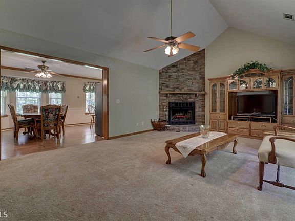 5th image of 272 Country Lake Dr